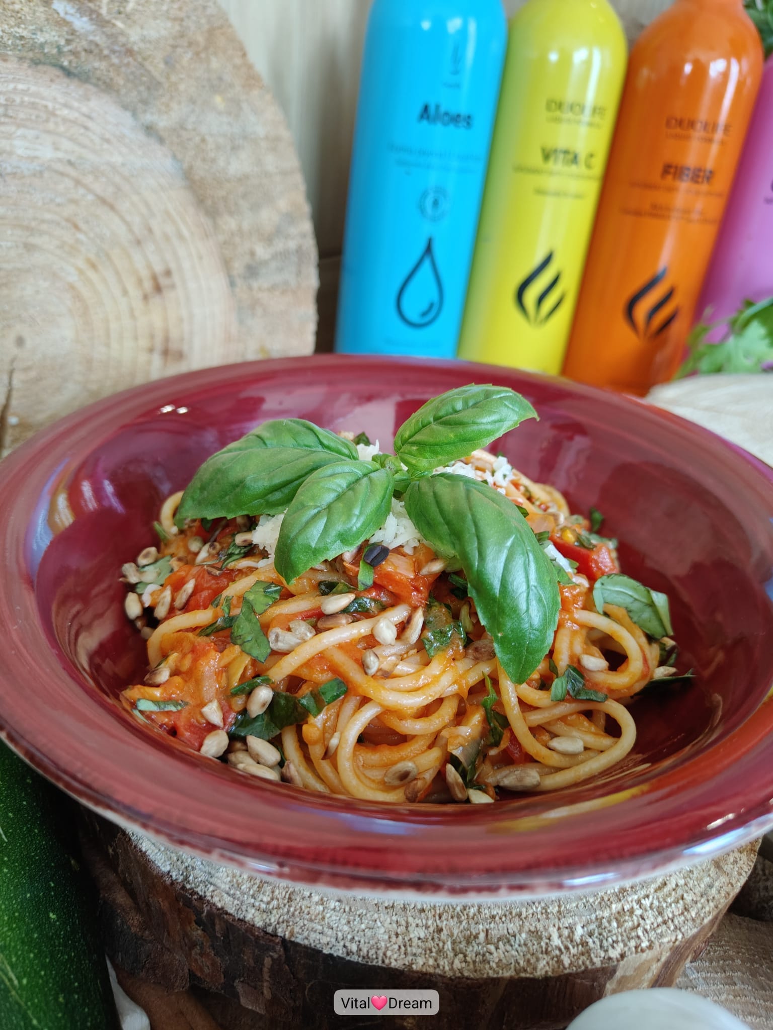 Aromatyczne spaghetti z pesto pomidorowym i świeżą bazylią