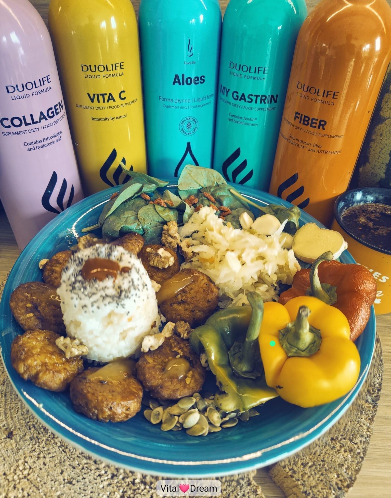 Roślinna moc na talerzu – falafel z ryżem i sosem curry.