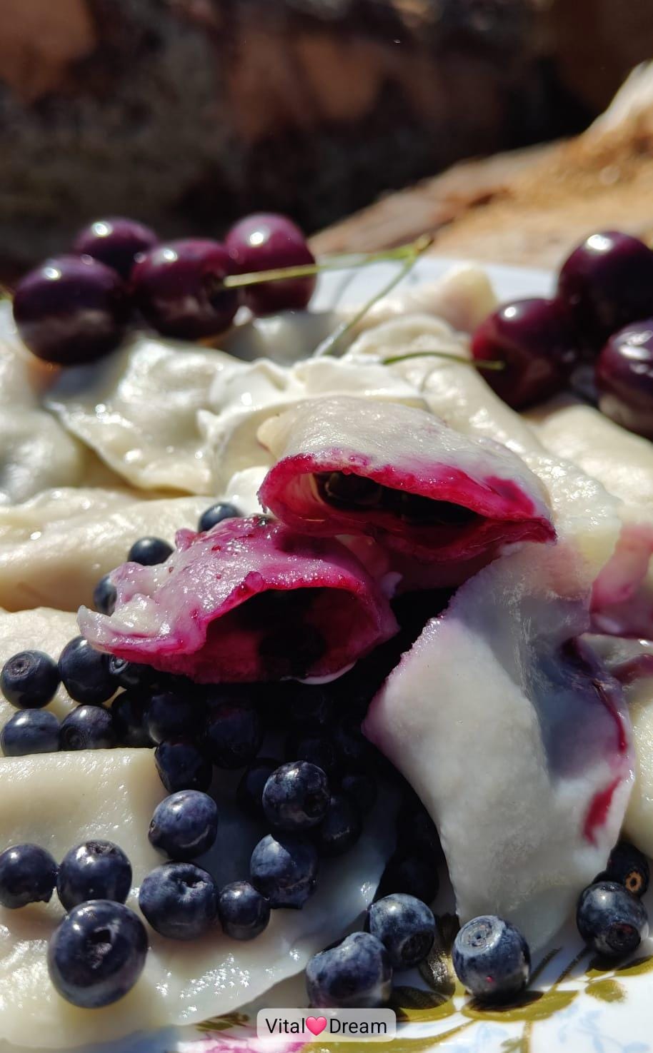 Domowe pierogi z jagodami – smak dzieciństwa na Twoim talerzu.